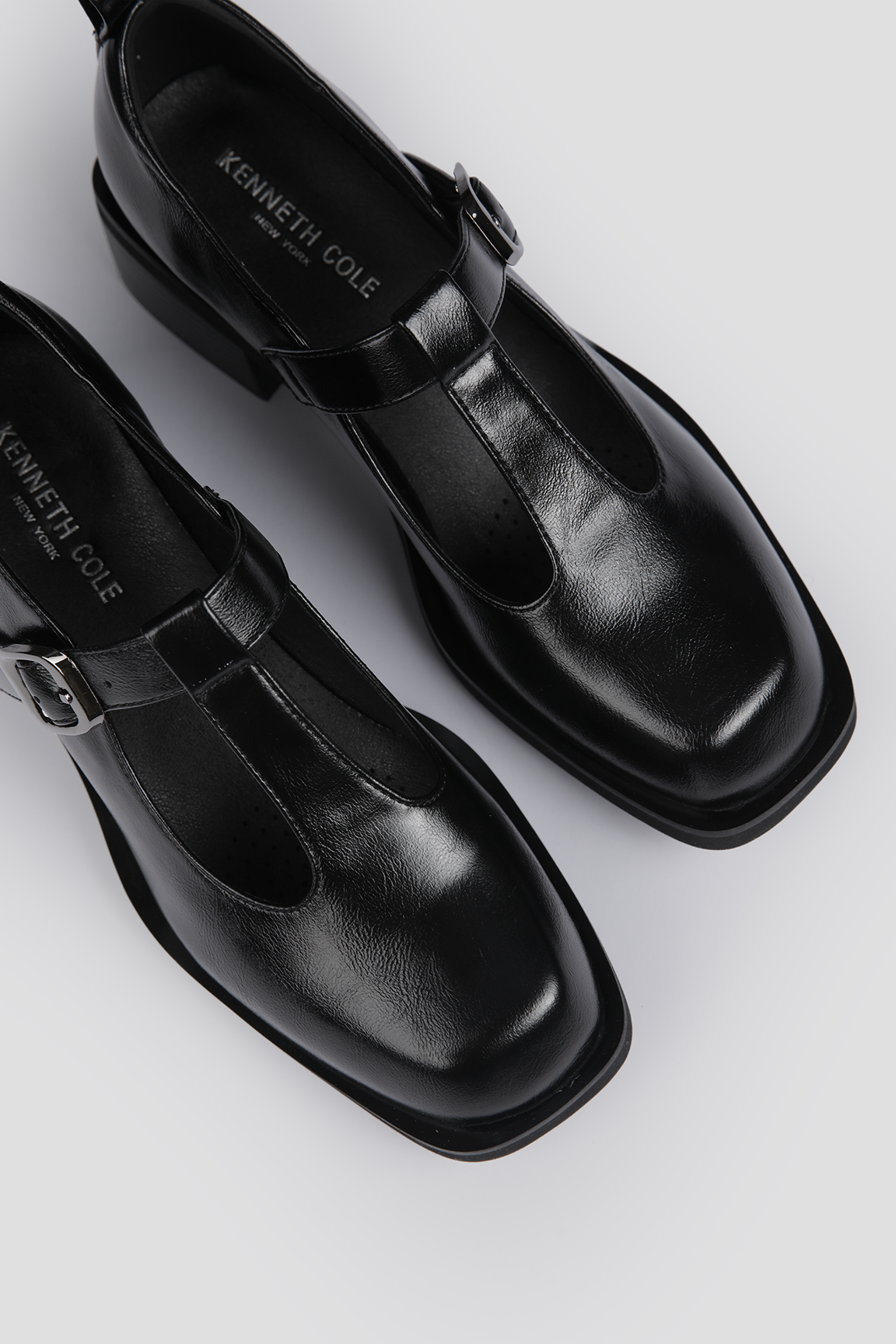 סנדלים סגורים עם עקב דמוי עור בצבע שחור