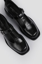 סנדלים סגורים עם עקב דמוי עור בצבע שחור