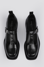 סנדלים סגורים עם עקב דמוי עור בצבע שחור