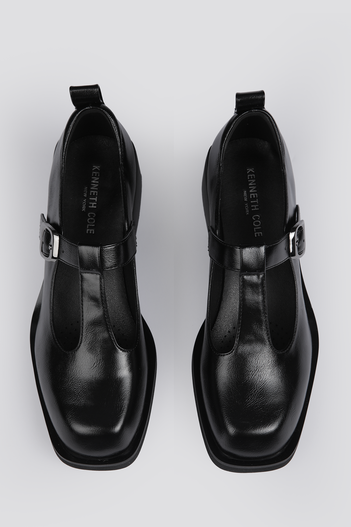 סנדלים סגורים עם עקב דמוי עור בצבע שחור