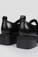 סנדלים סגורים עם עקב דמוי עור בצבע שחור