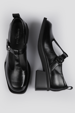 סנדלים סגורים עם עקב דמוי עור בצבע שחור