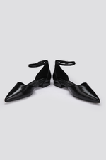 סנדלי שפיץ דמוי עור לנשים בצבע שחור