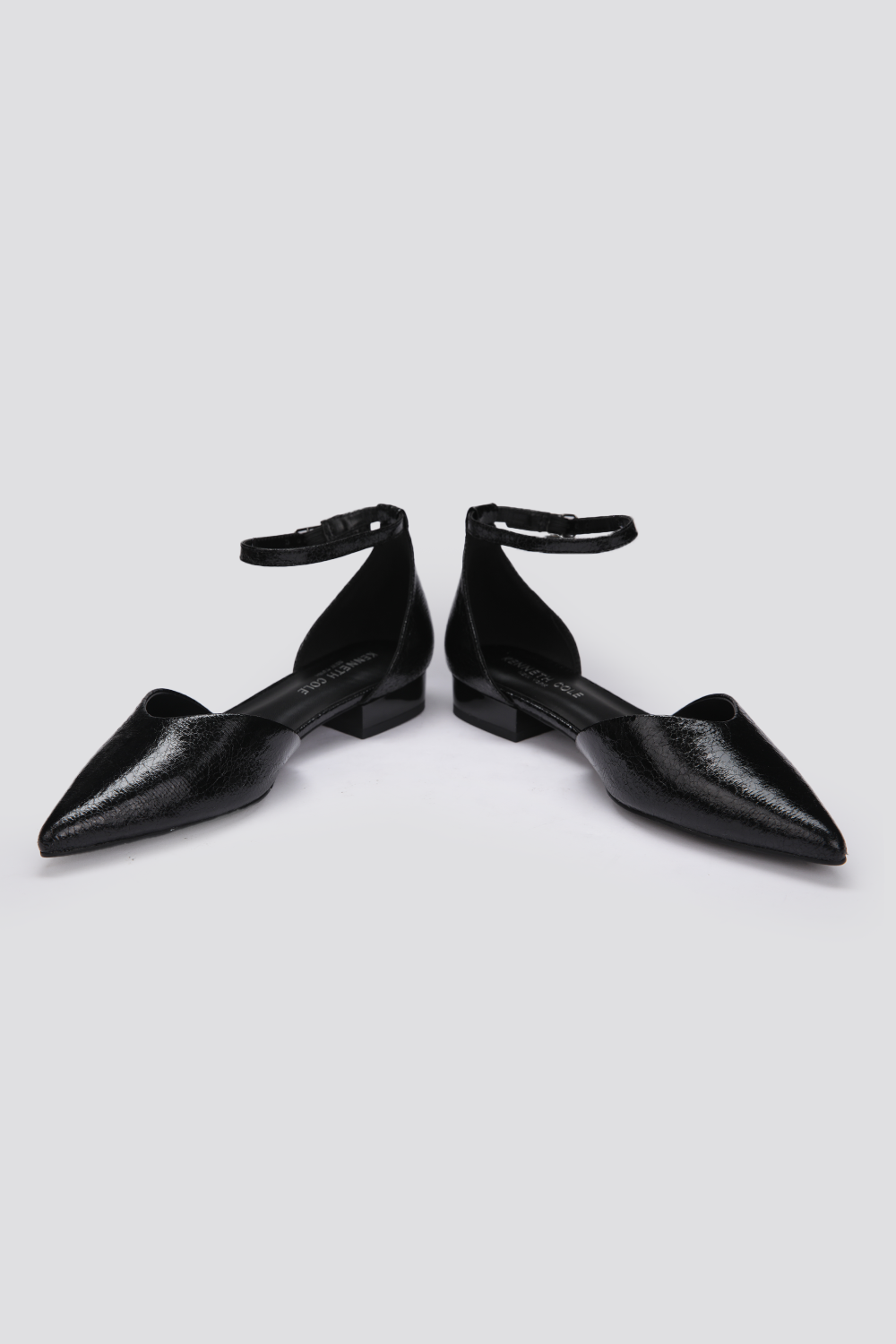 סנדלי שפיץ דמוי עור לנשים בצבע שחור