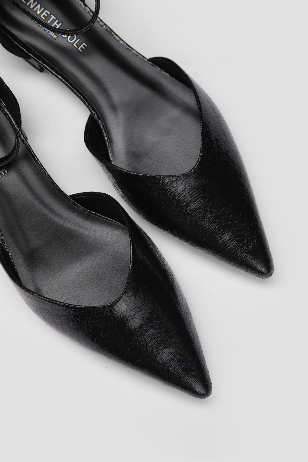 סנדלי שפיץ דמוי עור לנשים בצבע שחור