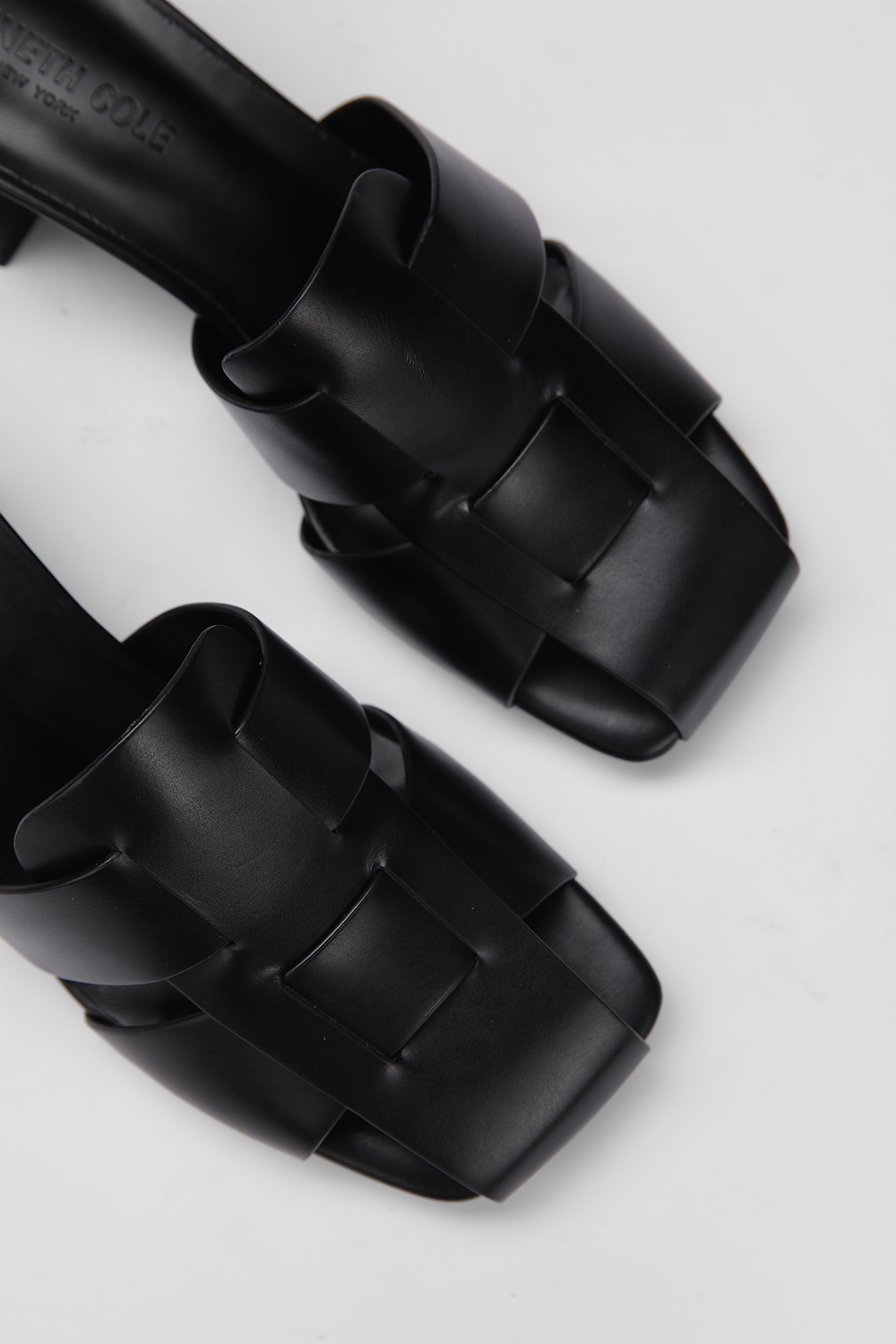 כפכפי פישרמן דמוי עור בצבע שחור