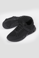 נעלי ספורט בצבע שחור 