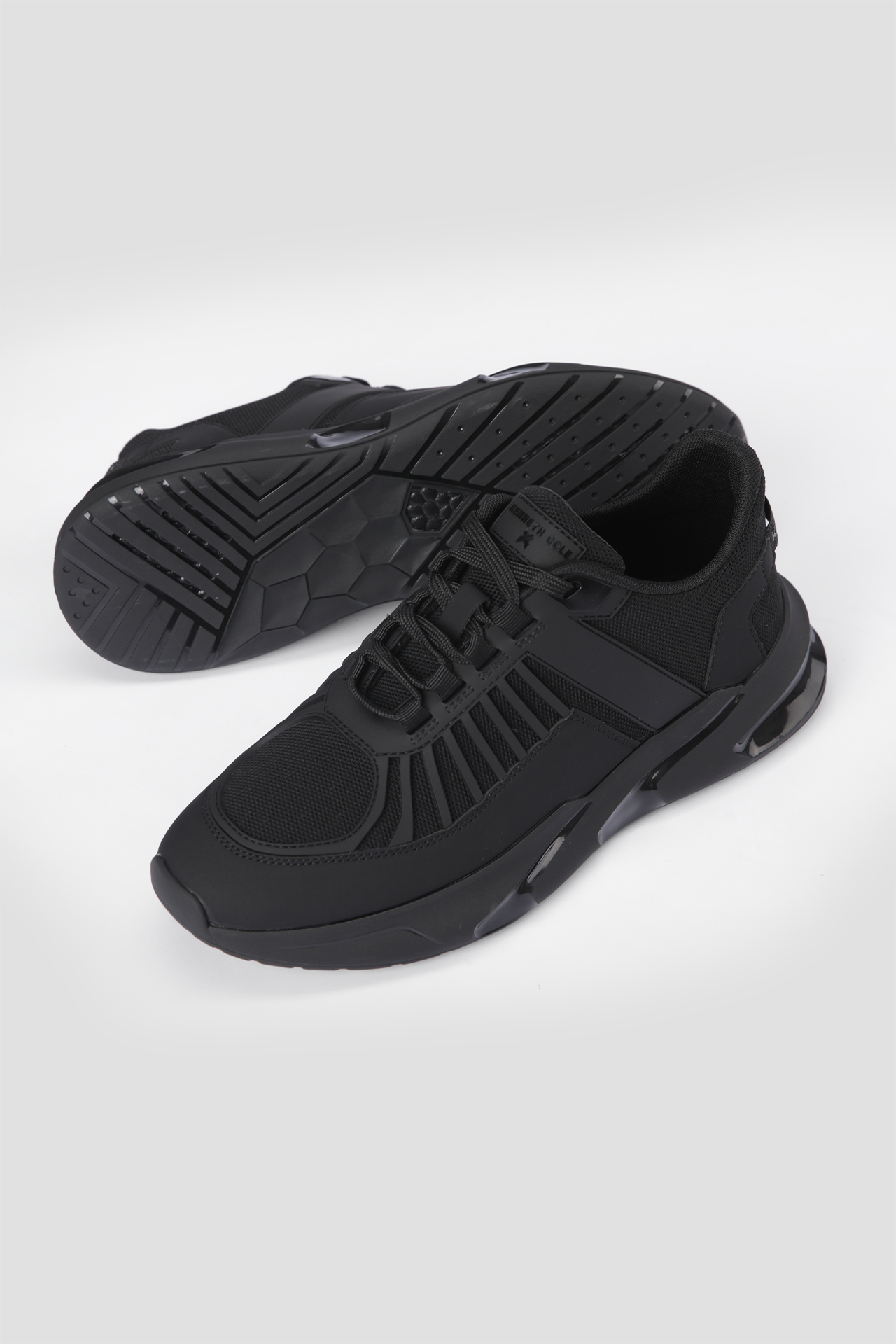 נעלי ספורט בצבע שחור 