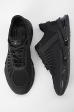 נעלי ספורט בצבע שחור 