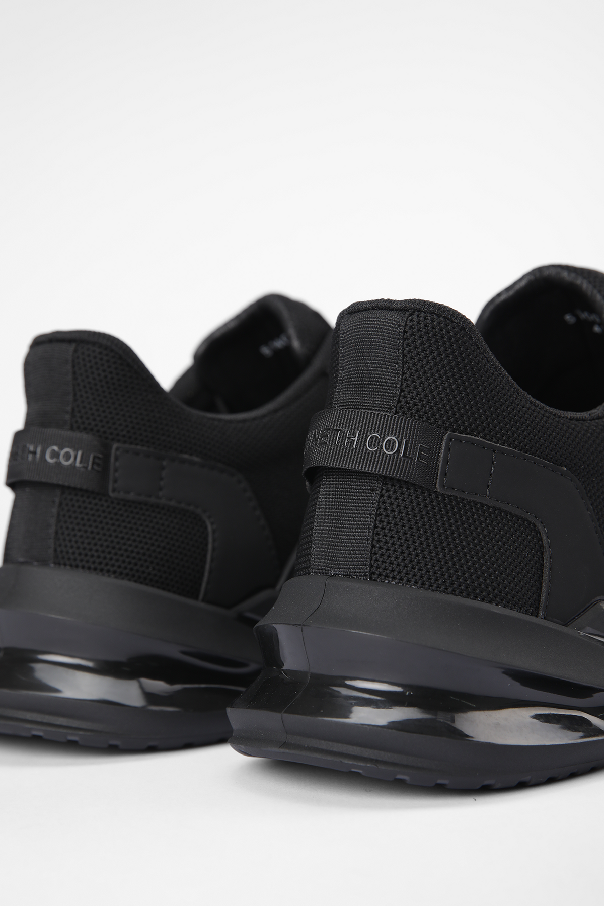 נעלי ספורט בצבע שחור 