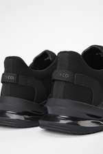 נעלי ספורט בצבע שחור 