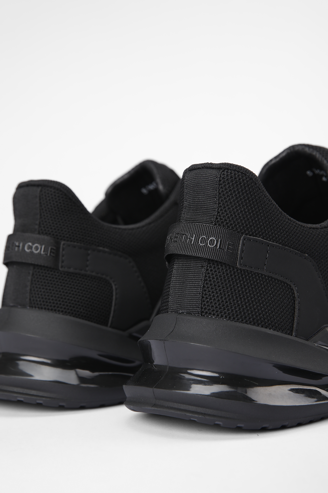 נעלי ספורט בצבע שחור 