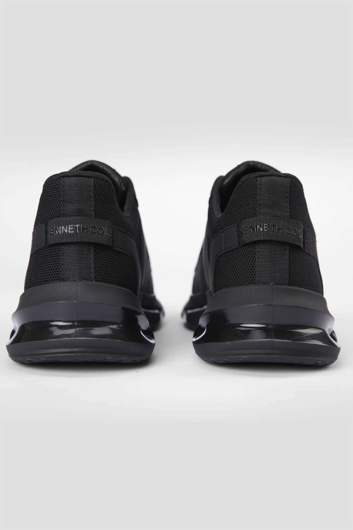 נעלי ספורט בצבע שחור 