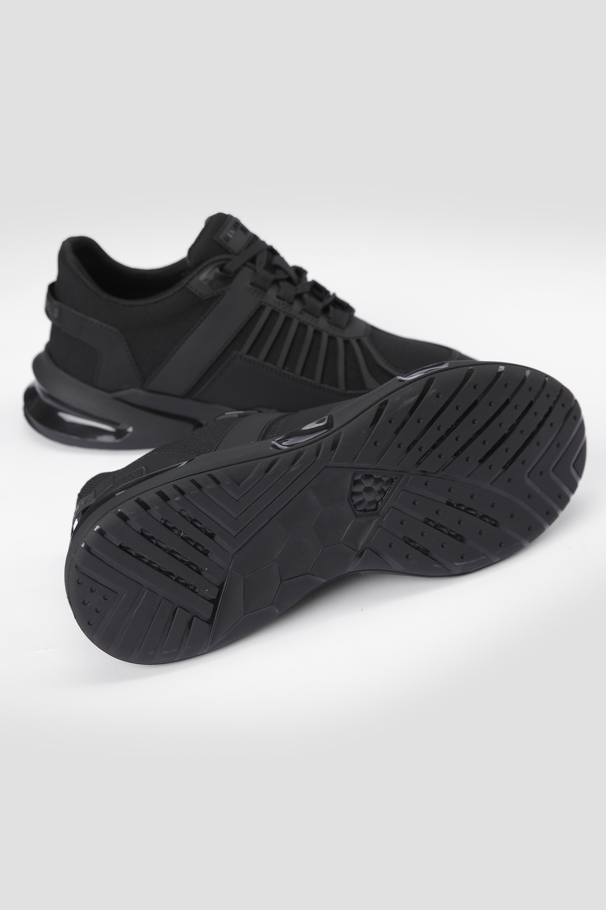נעלי ספורט בצבע שחור 