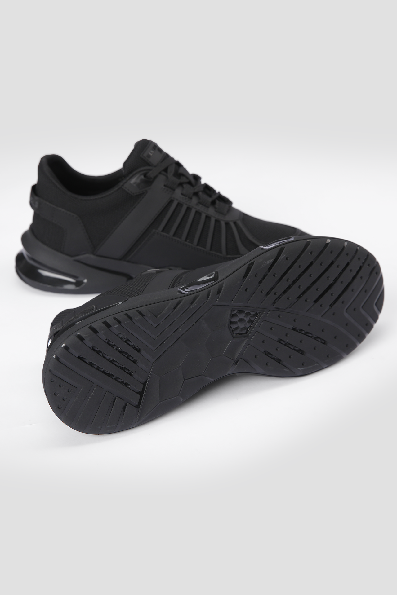 נעלי ספורט בצבע שחור 