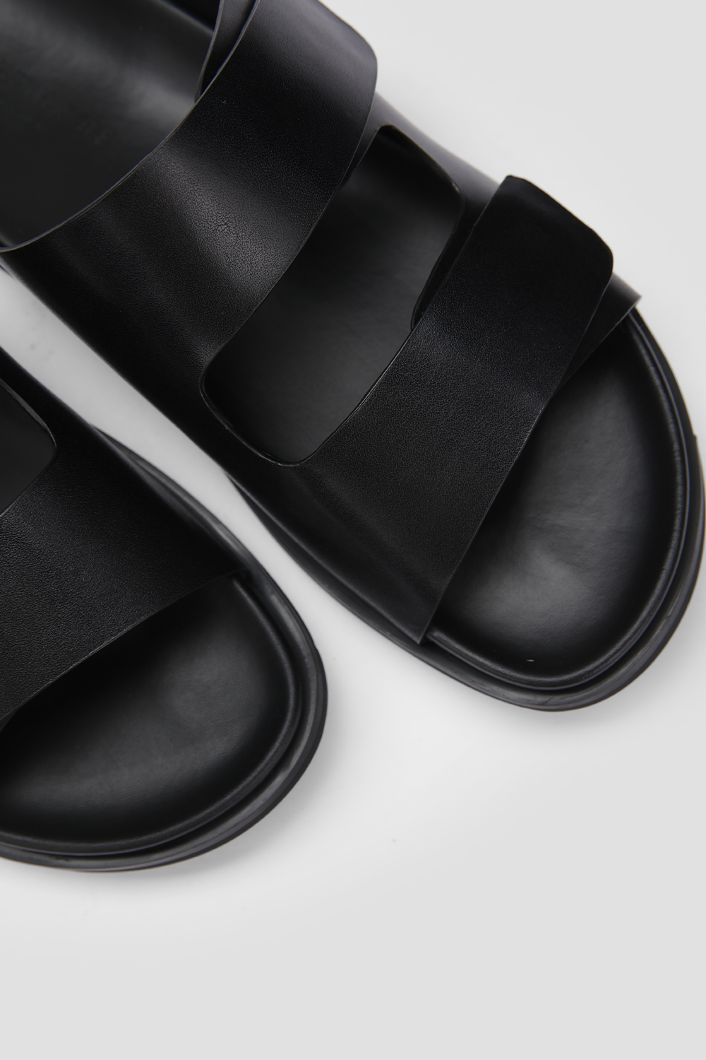 כפכפי עור לגברים בצבע שחור