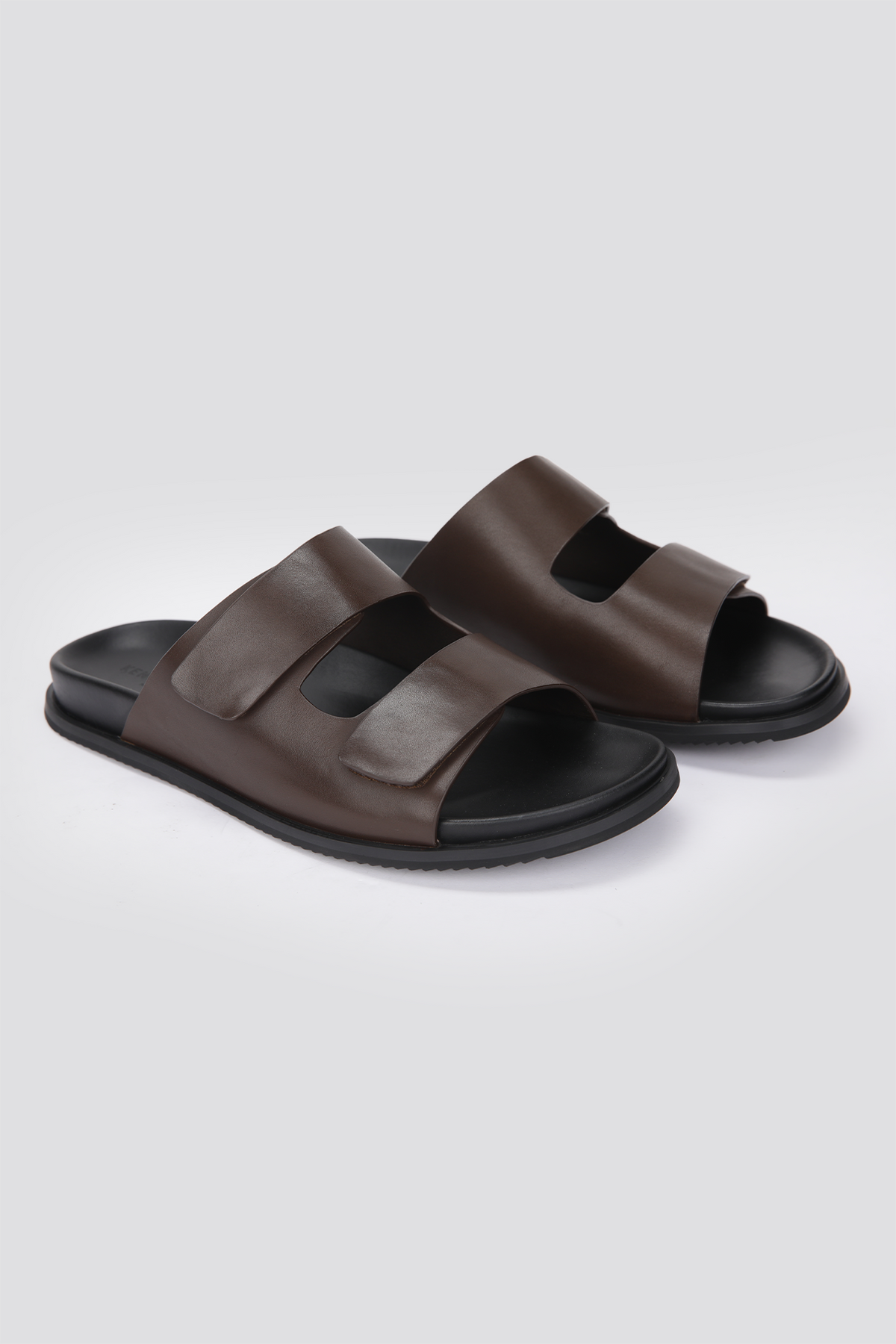 כפכפי עור לגברים בצבע חום