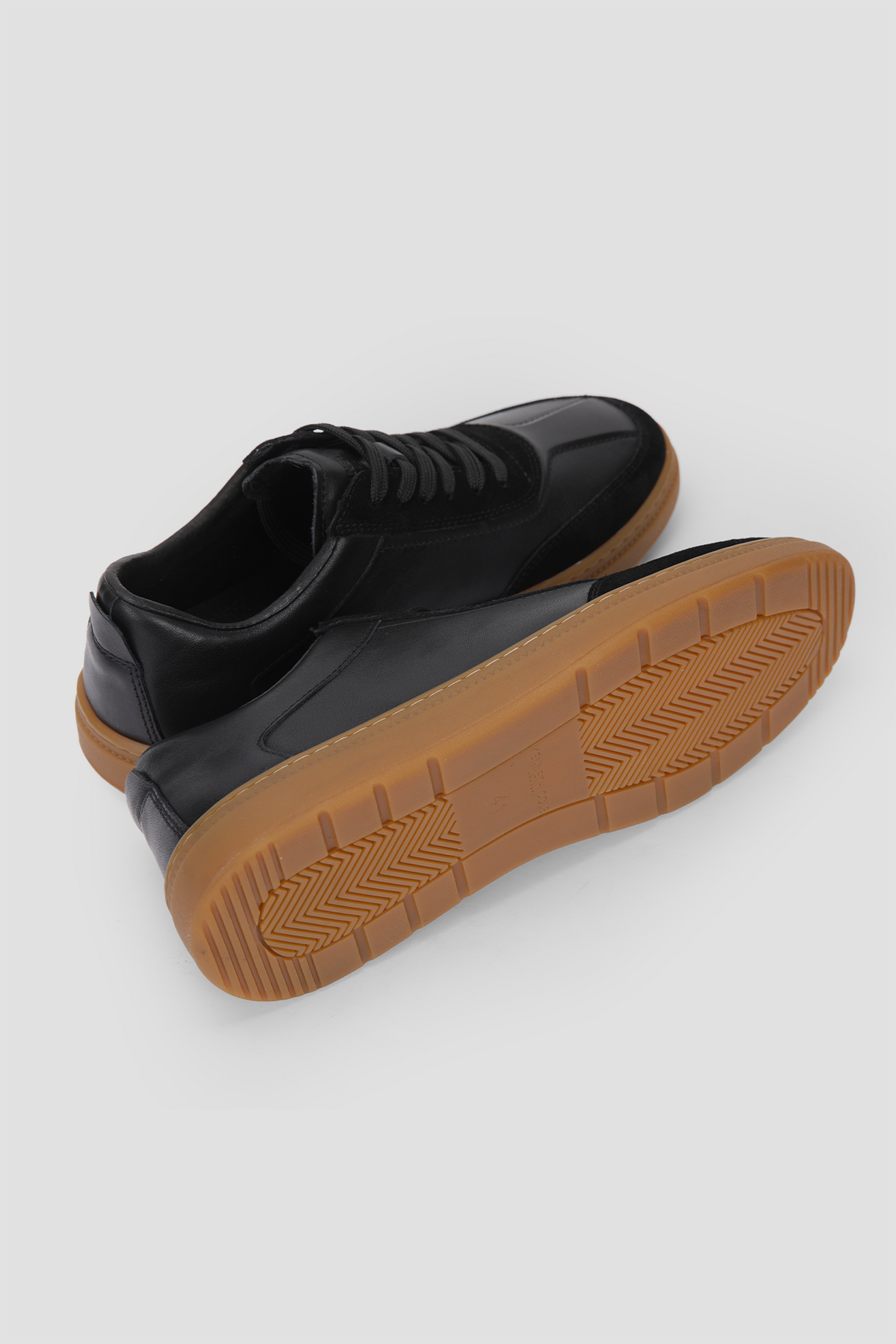 סניקרס זמש לגברים בצבע שחור