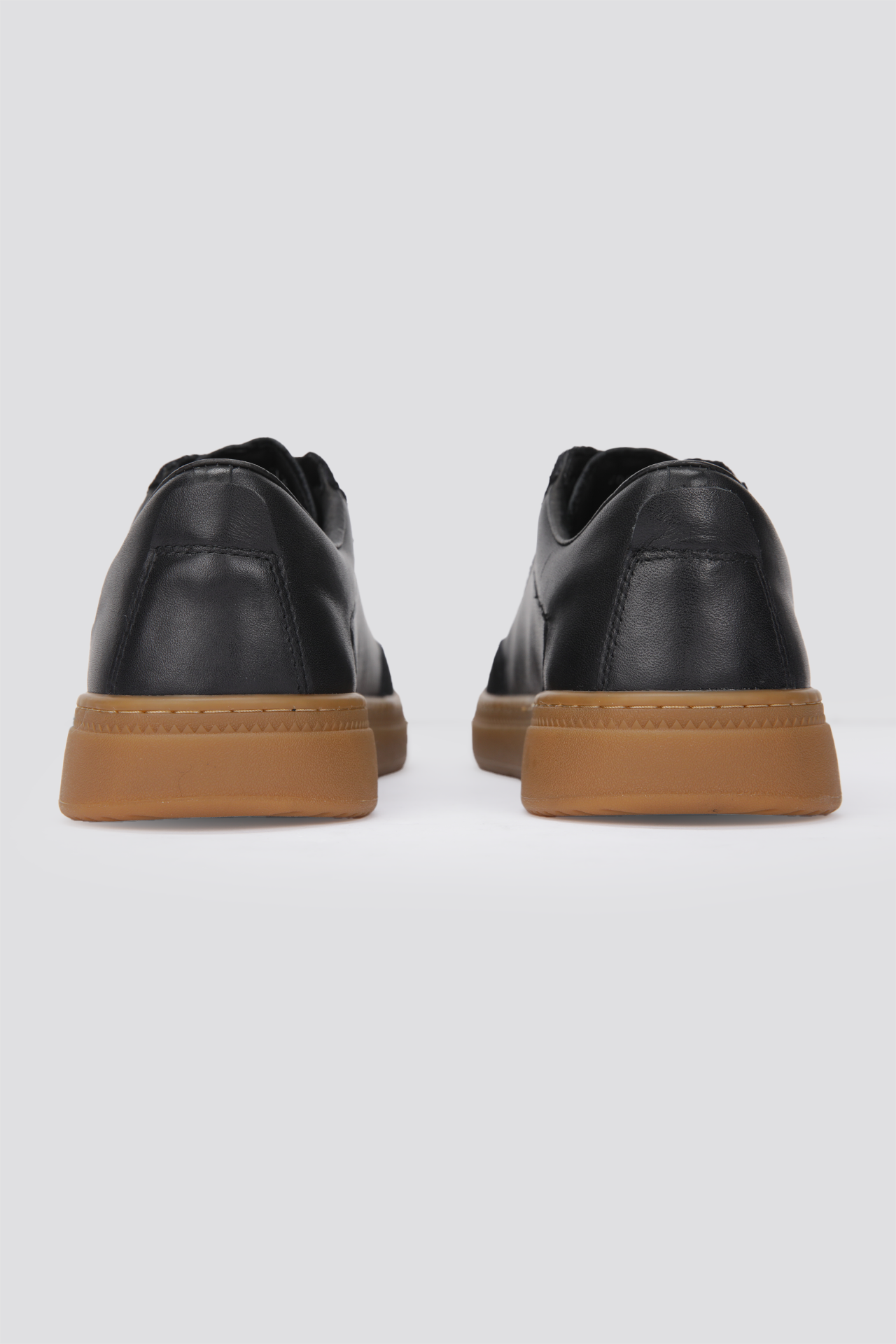 סניקרס זמש לגברים בצבע שחור