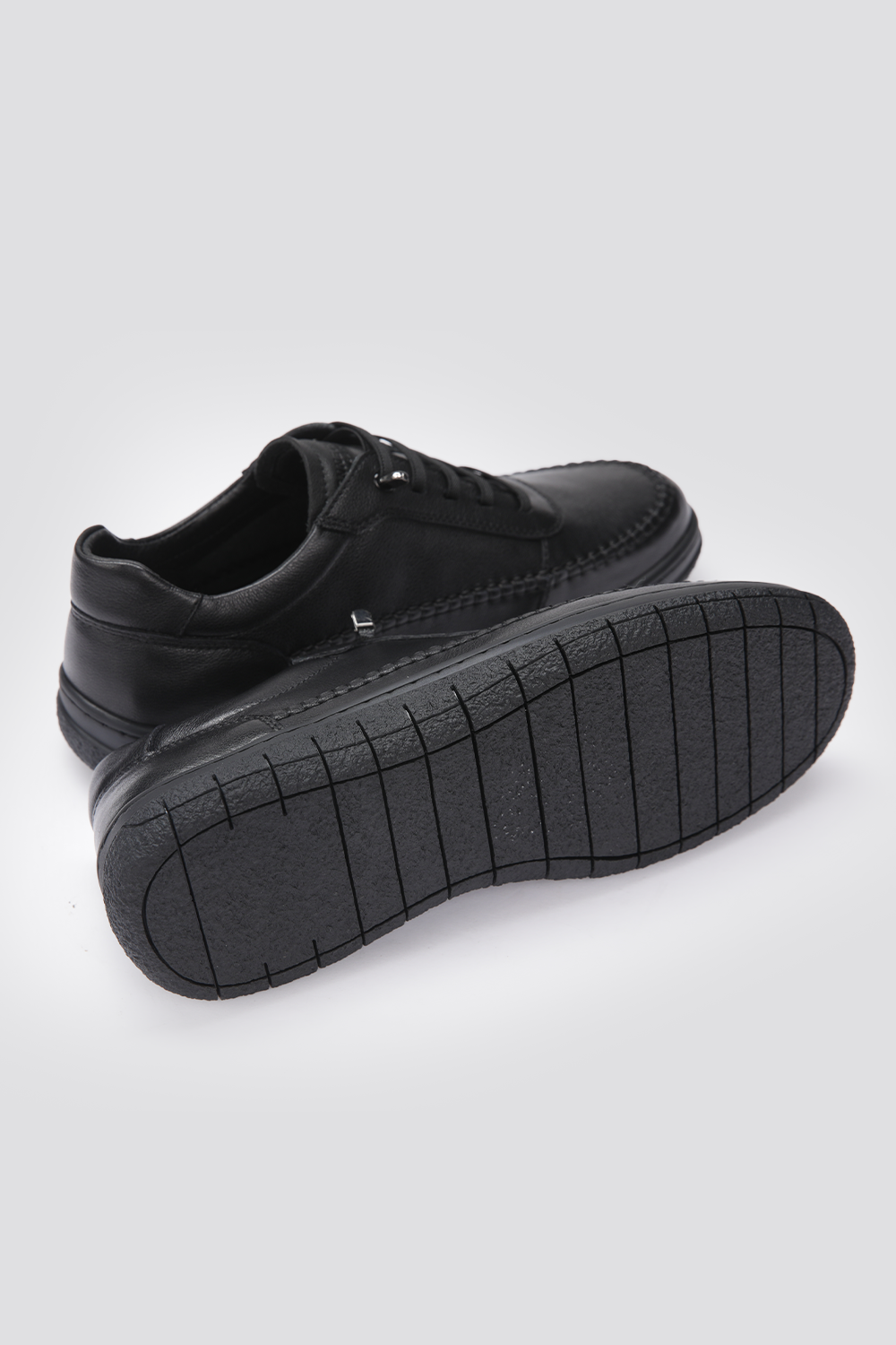 נעלי עור אלגנטיות לגברים בצבע שחור