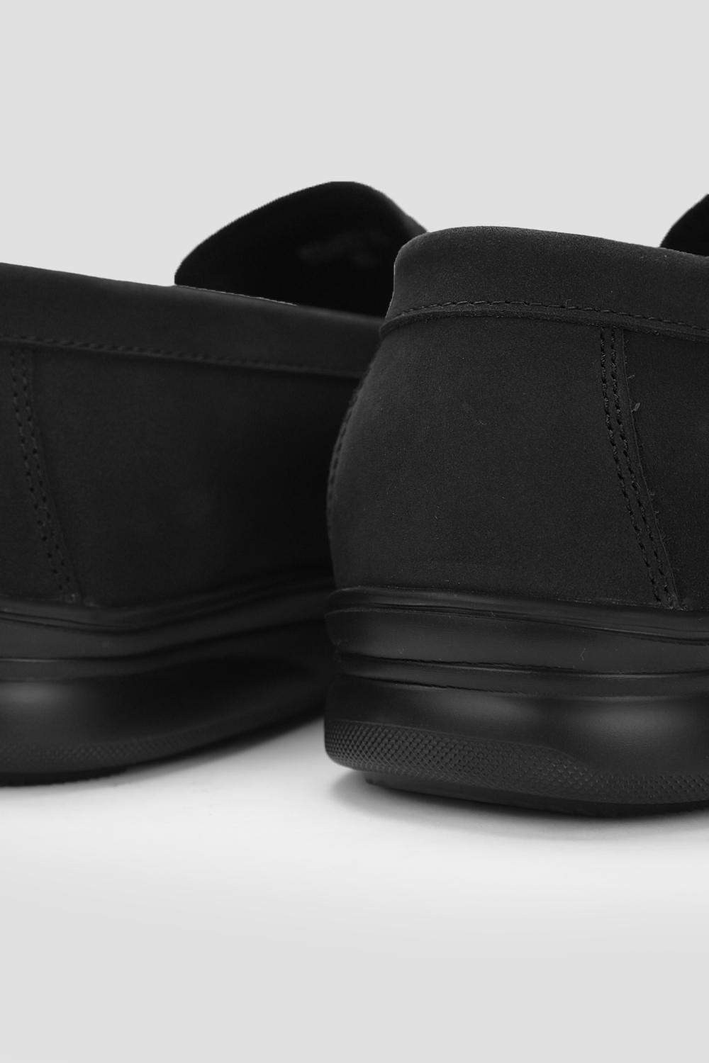 נעלי מוקסין מעור לגברים בצבע שחור