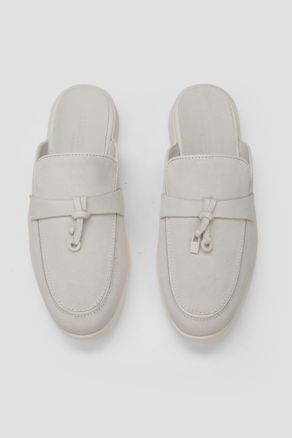 כפכפים מזמש סגנון מוקסין בצבע אפור בהיר