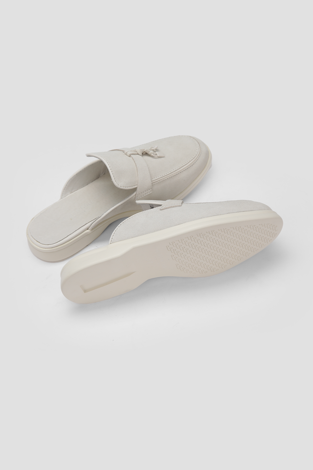 כפכפים מזמש סגנון מוקסין בצבע אפור בהיר