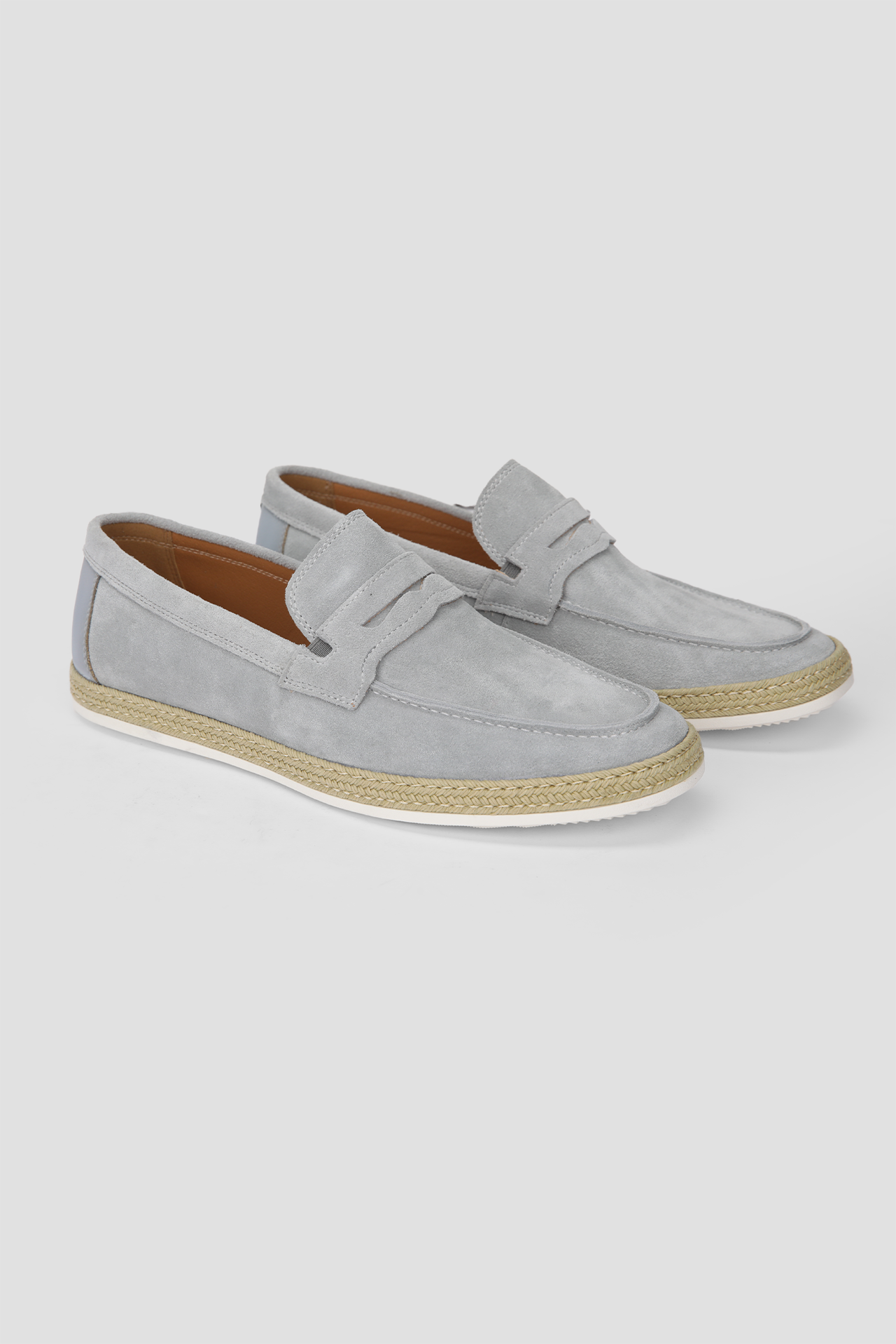 נעלי מוקסין זמש לגברים בצבע אפור בהיר