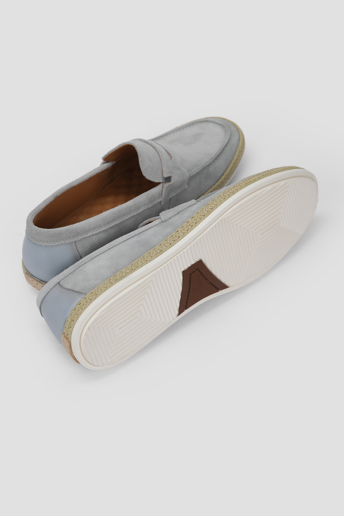 נעלי מוקסין זמש לגברים בצבע אפור בהיר