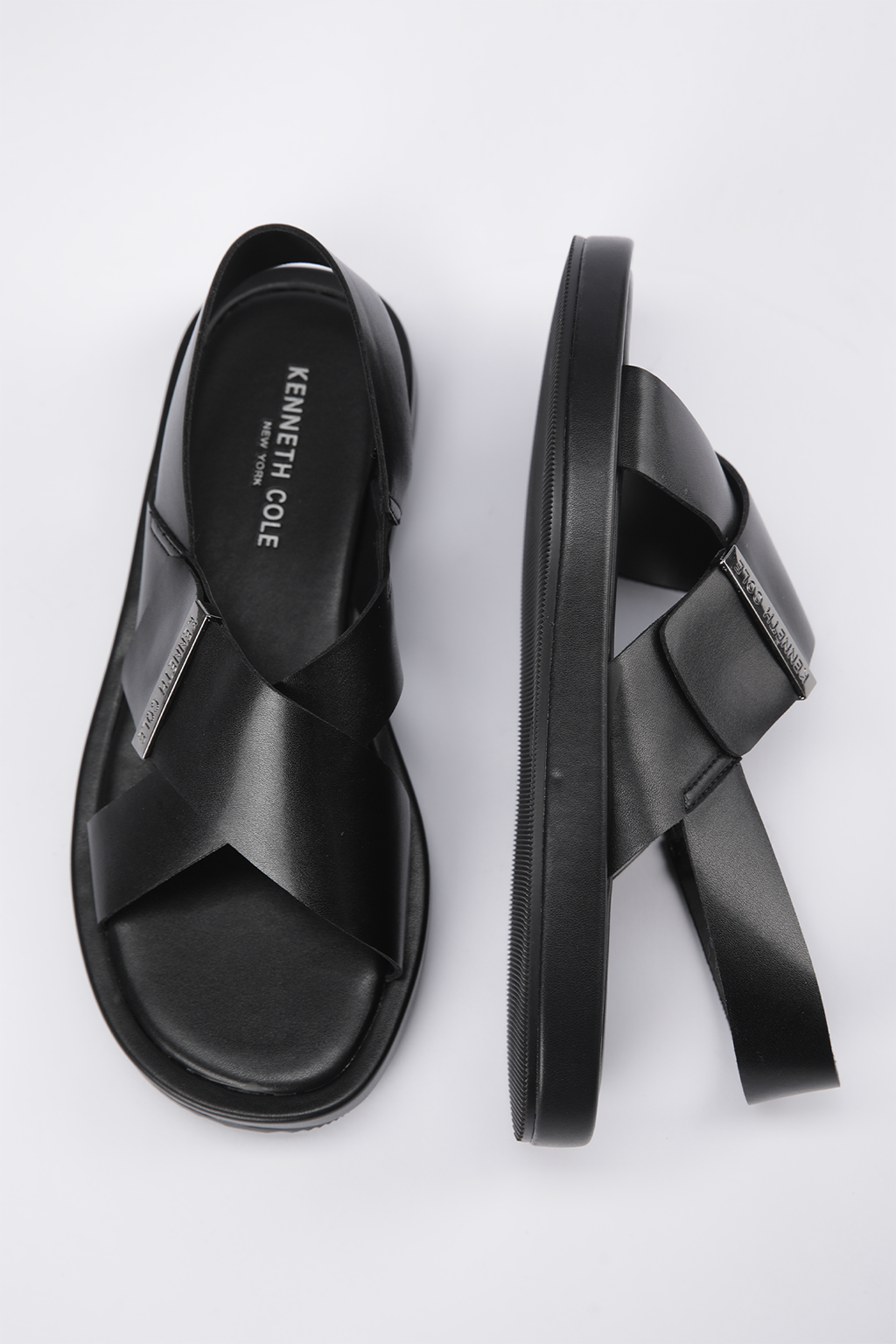 סנדלים דמוי עור רצועות מוצלבות בצבע שחור