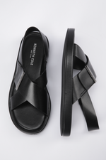 סנדלים דמוי עור רצועות מוצלבות בצבע שחור