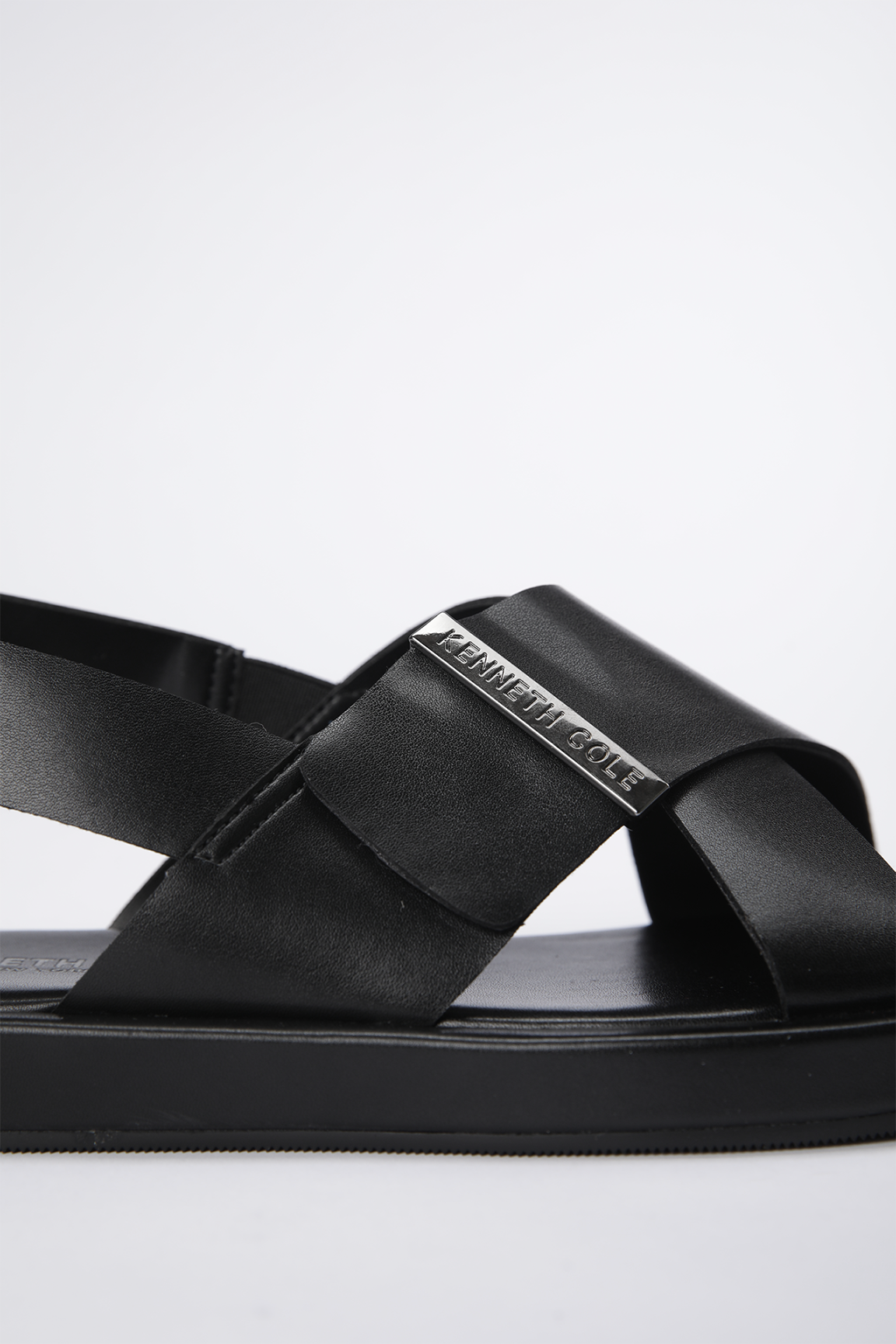 סנדלים דמוי עור רצועות מוצלבות בצבע שחור