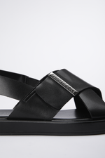 סנדלים דמוי עור רצועות מוצלבות בצבע שחור