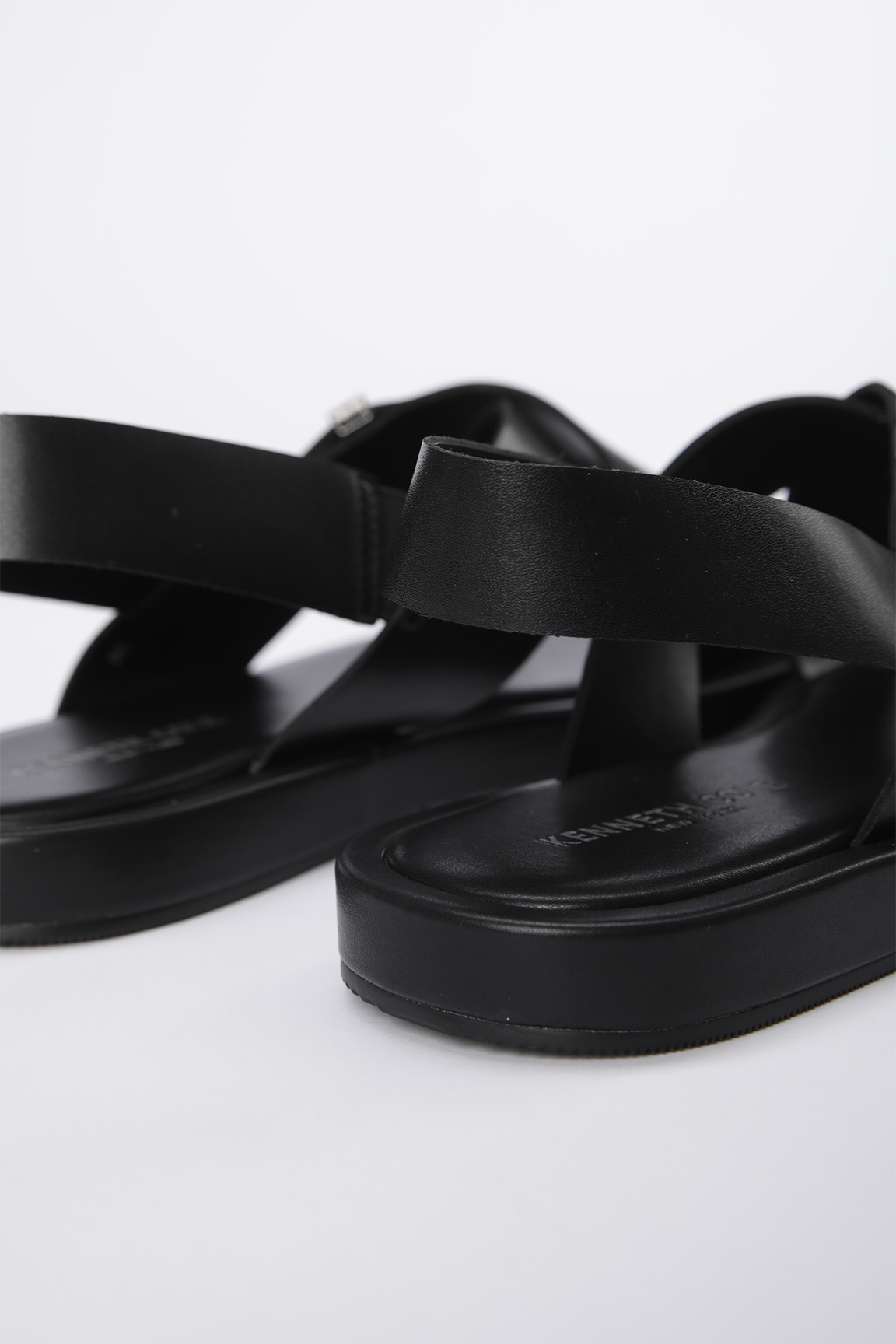 סנדלים דמוי עור רצועות מוצלבות בצבע שחור