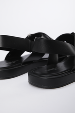 סנדלים דמוי עור רצועות מוצלבות בצבע שחור