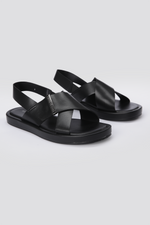 סנדלים דמוי עור רצועות מוצלבות בצבע שחור