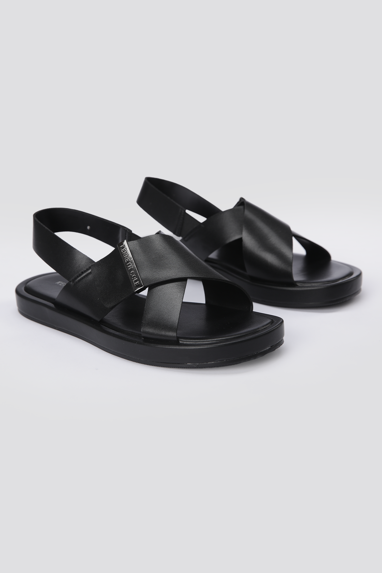 סנדלים דמוי עור רצועות מוצלבות בצבע שחור
