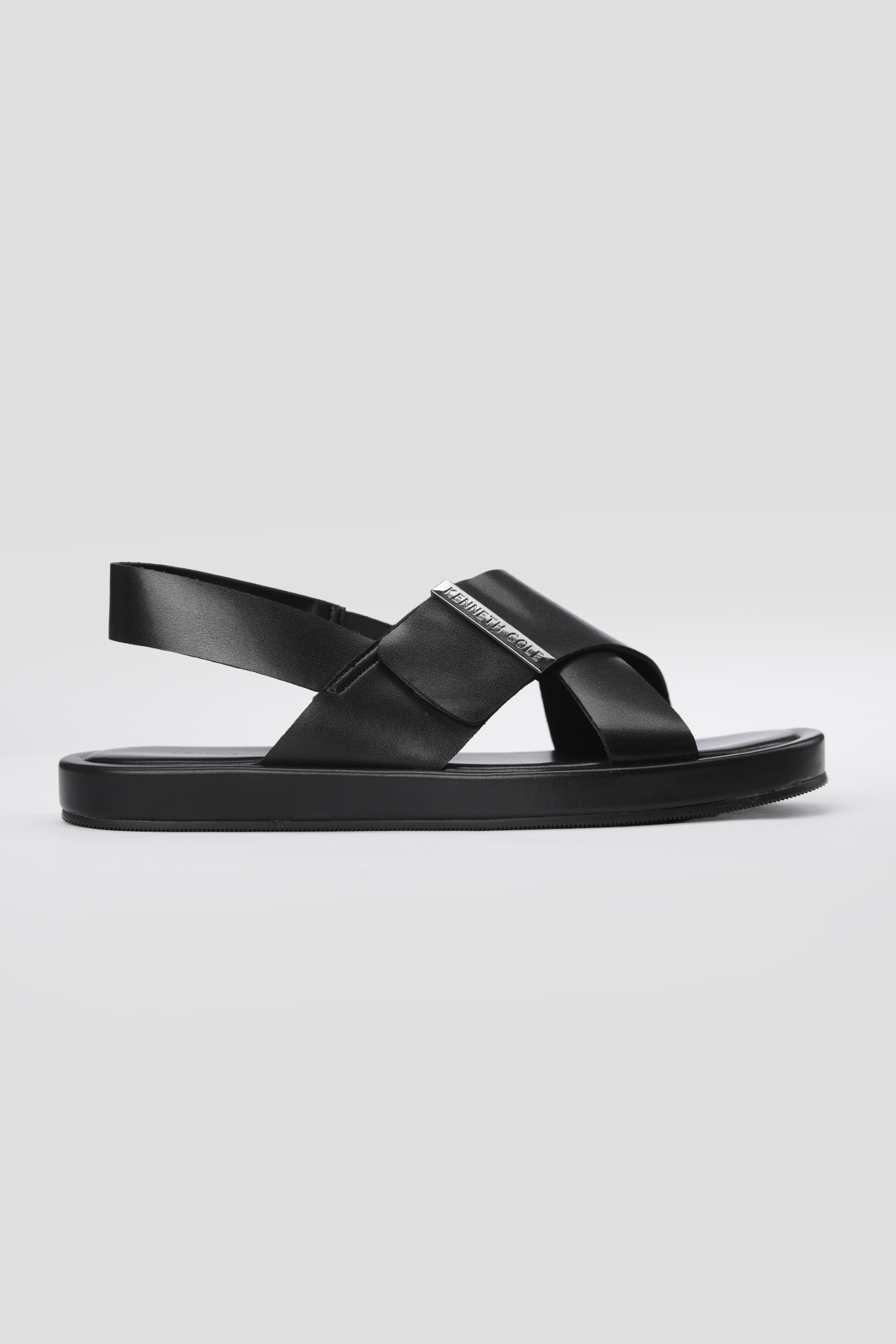 סנדלים דמוי עור רצועות מוצלבות בצבע שחור