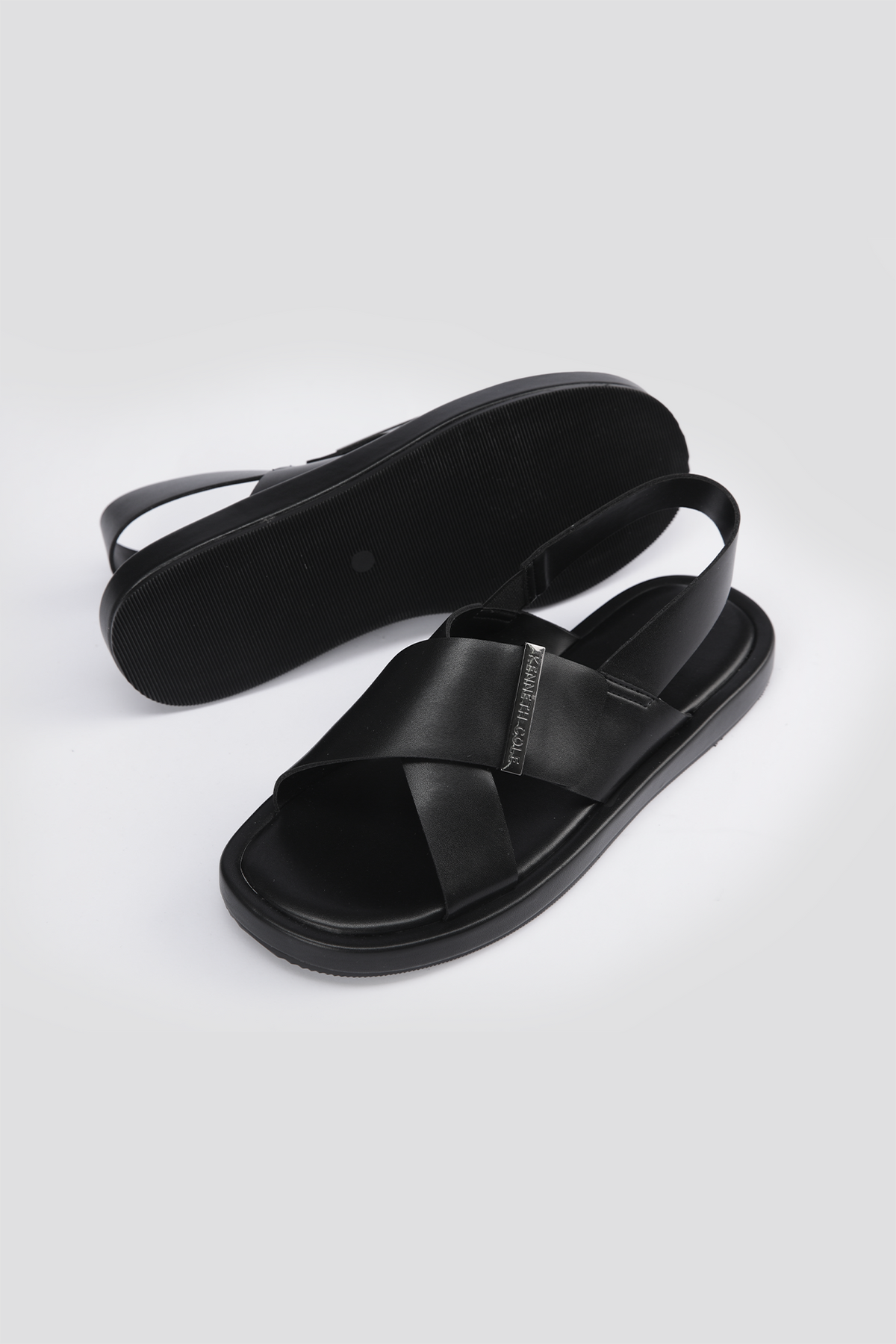 סנדלים דמוי עור רצועות מוצלבות בצבע שחור