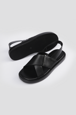 סנדלים דמוי עור רצועות מוצלבות בצבע שחור