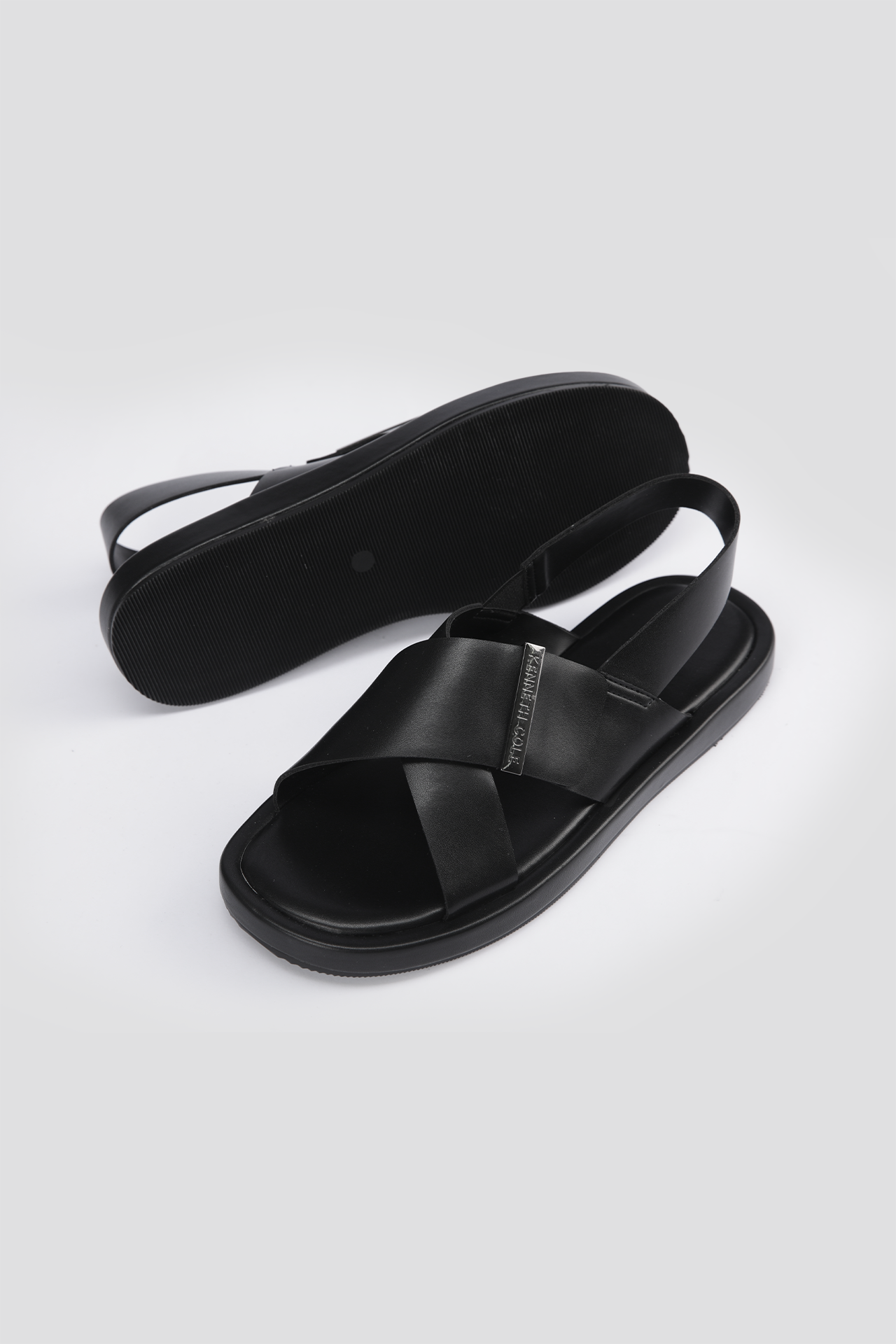 סנדלים דמוי עור רצועות מוצלבות בצבע שחור