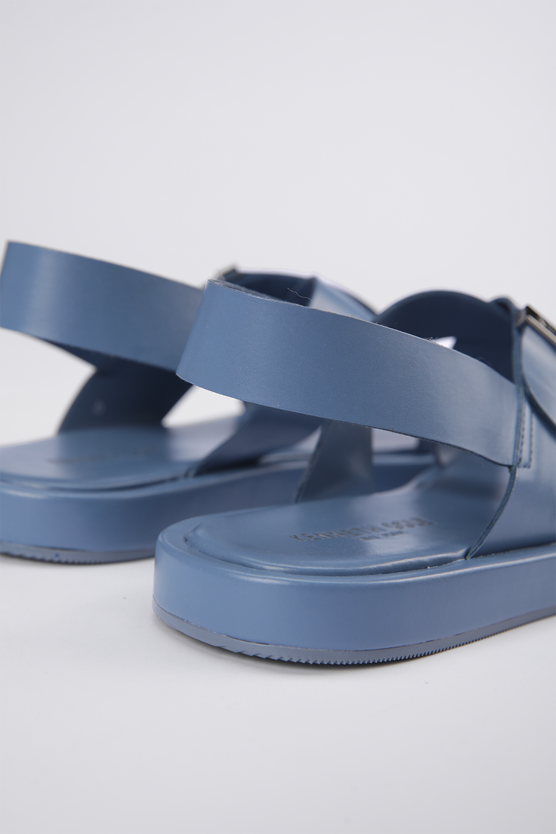 סנדלים דמוי עור רצועות מוצלבות בצבע כחול