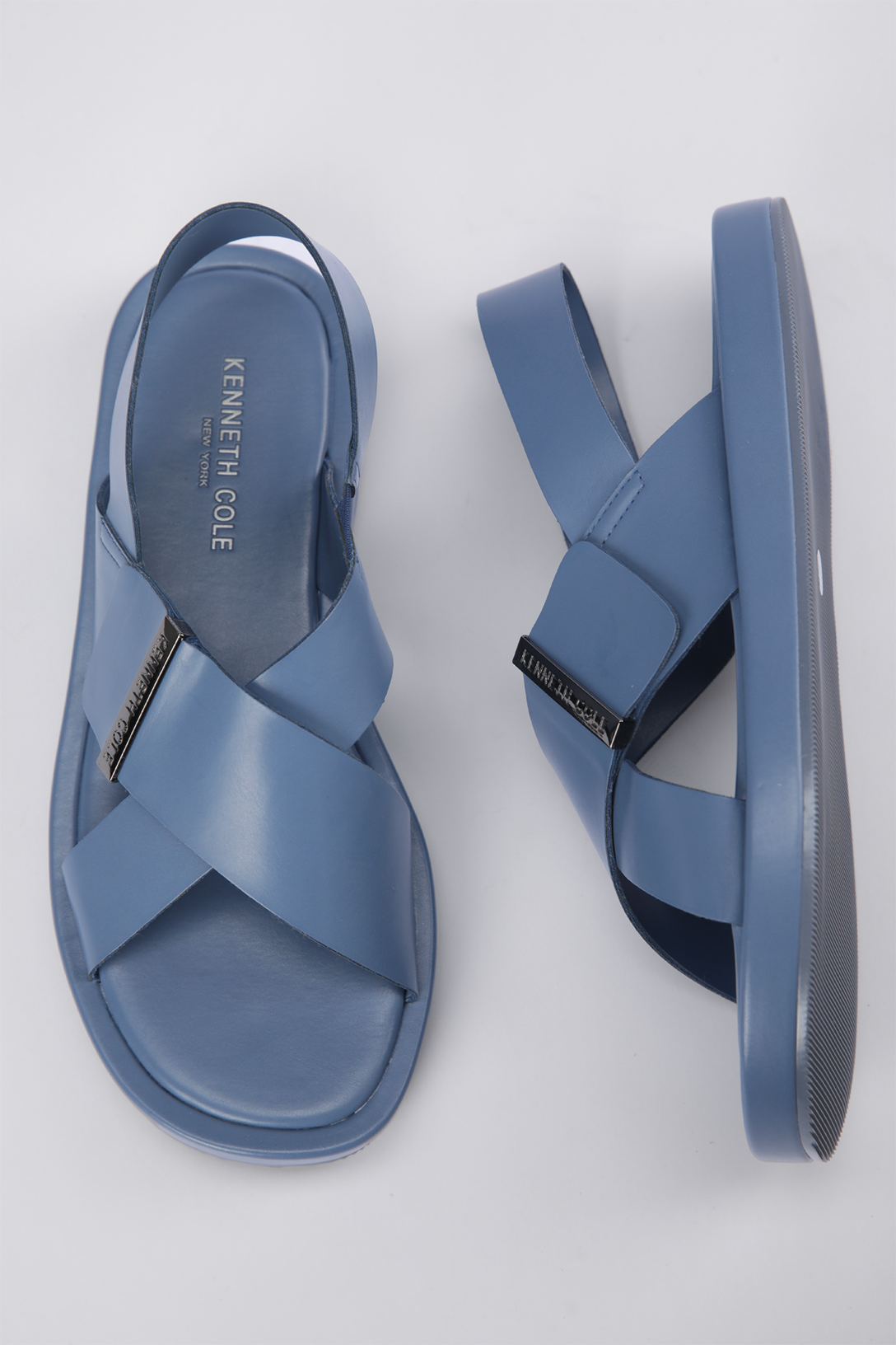 סנדלים דמוי עור רצועות מוצלבות בצבע כחול