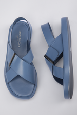 סנדלים דמוי עור רצועות מוצלבות בצבע כחול