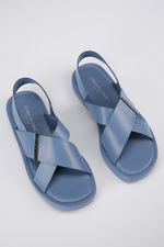 סנדלים דמוי עור רצועות מוצלבות בצבע כחול