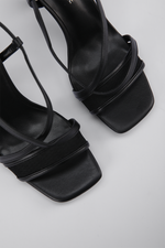 נעלי עקב דמוי עור בצבע שחור