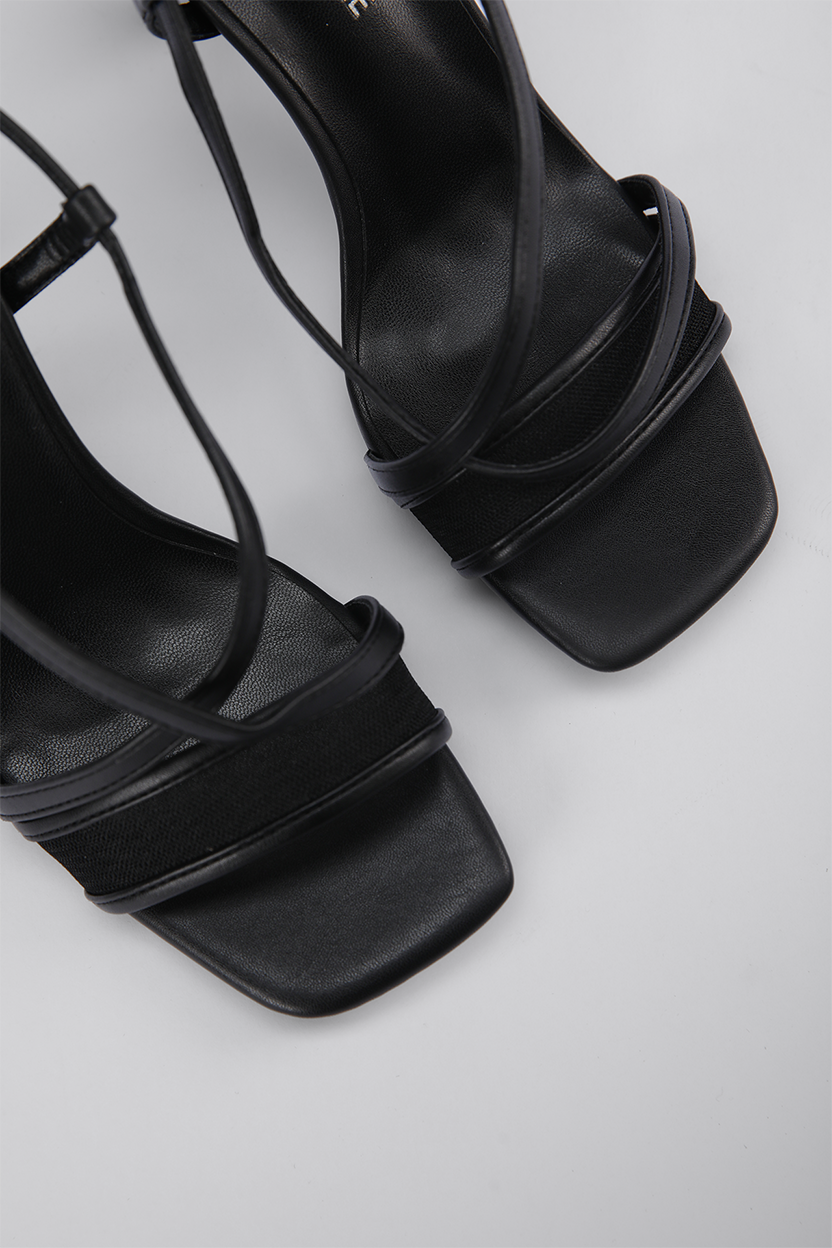 נעלי עקב דמוי עור בצבע שחור