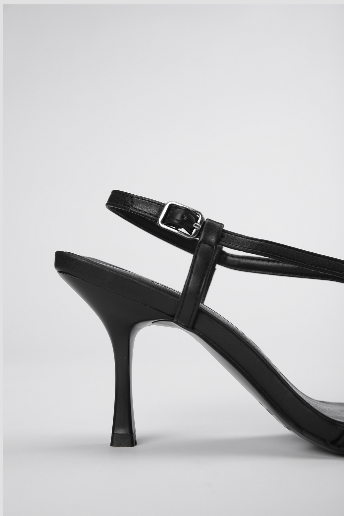 נעלי עקב דמוי עור בצבע שחור