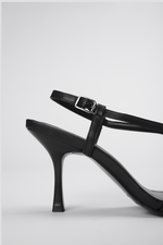 נעלי עקב דמוי עור בצבע שחור