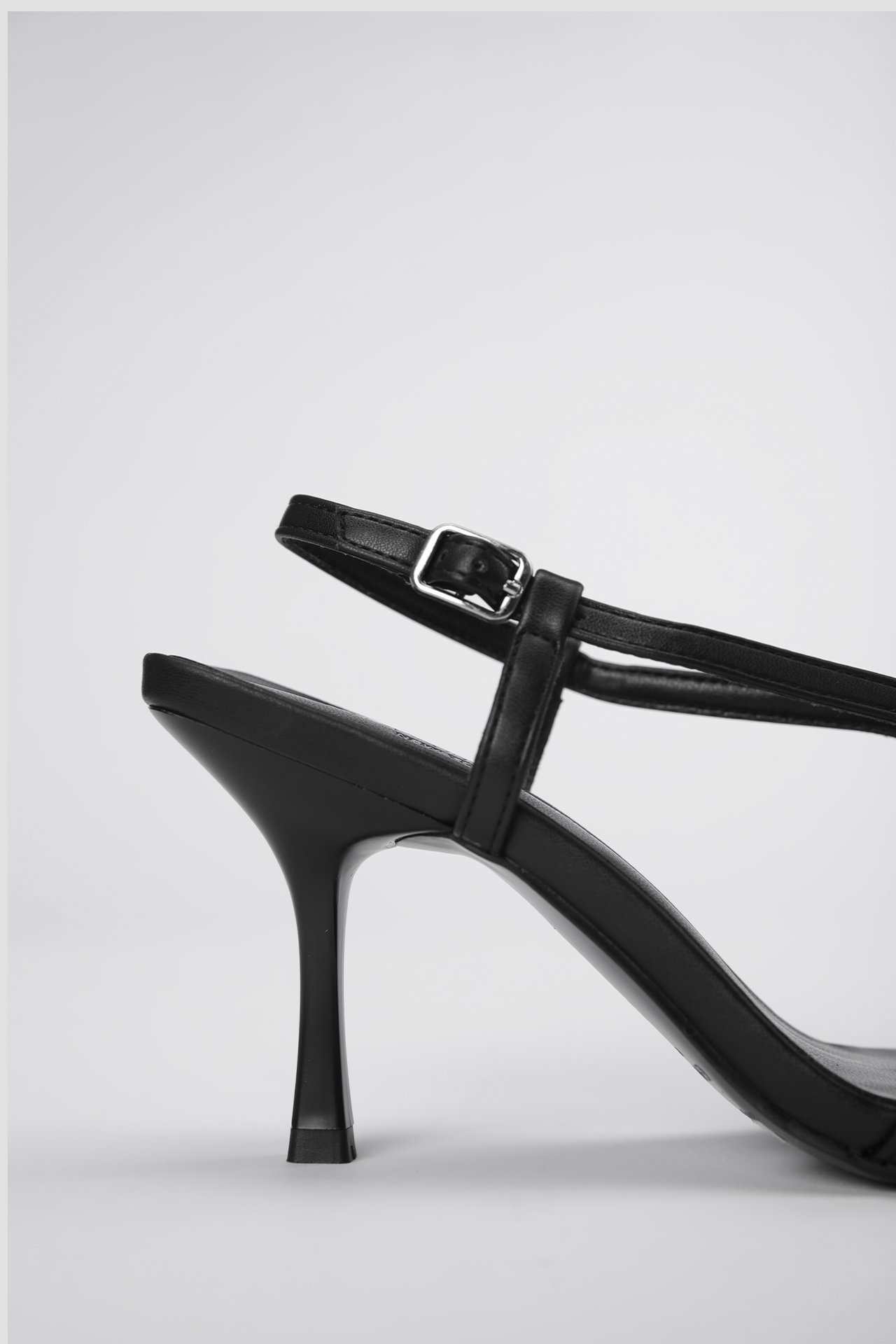 נעלי עקב דמוי עור בצבע שחור